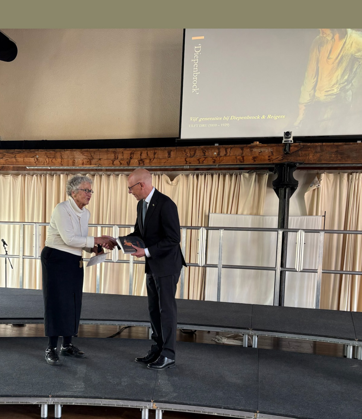 Overhandiging eerste exemplaar aan Commissaris van de Koning prof. dr. Wigboldus